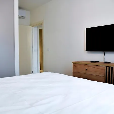 Lux Waterfront Charm 4 Apartment *